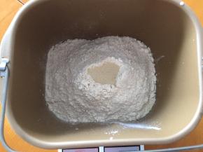 将黄油以上的全部材料放入面包机，和面20分钟