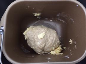 加入软化好的黄油，再次和面30分钟