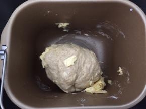 加入软化好的黄油，再次和面30分钟
