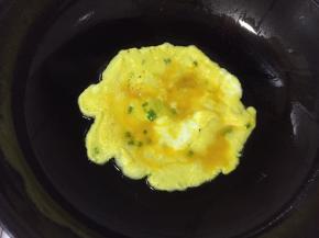 倒入油锅中烘一分钟，翻面30秒，烘鸡蛋就做好了