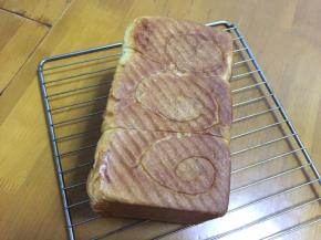 吐司烤好后，拿出放烤网上晾凉