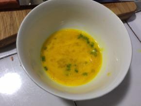 鸡蛋搅打均匀，放入适量盐和葱，搅拌均匀，