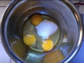 将白砂糖全部放入鸡蛋内，隔热水用电动打蛋器打发。