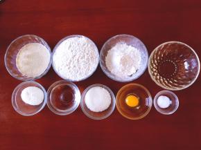 将牛奶，高精面粉，低筋面粉，玉米油，奶粉，水，白糖，鸡蛋，盐准备好