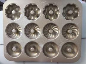 软化一点点黄油，刷在膜具上，撒上低粉，然后倒扣抖出多余的低粉