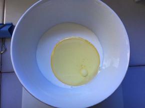 将淡奶油和玉米油搅拌均匀，