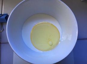 将淡奶油和玉米油搅拌均匀，