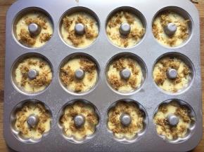 将面糊放入裱花袋，挤一半在膜具上，放点肉松，再把剩余的面糊挤在上面。放入预热好的烤箱150度20分钟，中层