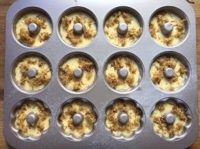 将面糊放入裱花袋，挤一半在膜具上，放点肉松，再把剩余的面糊挤在上面。放入预热好的烤箱150度20分钟，中层