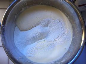 筛入低粉，从下往上搅拌均匀