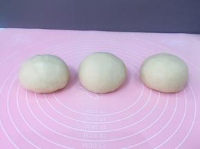 均匀分三个，搓圆盖上保鲜膜醒20分钟