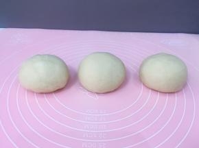 均匀分三个，搓圆盖上保鲜膜醒20分钟