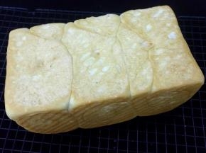 烤好后侧倒从磨具放到架上晾凉