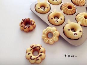 将黑白巧克力隔热水融化，画在甜甜圈上做装饰