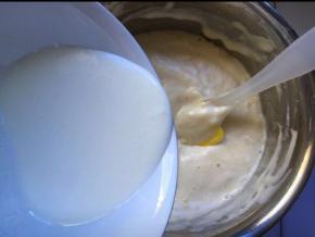 倒入面糊中，搅拌均匀
