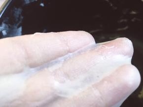 将水倒入面包机中点和面功能十分钟后加入盐在和面十分钟出手套膜