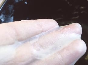 将水倒入面包机中点和面功能十分钟后加入盐在和面十分钟出手套膜