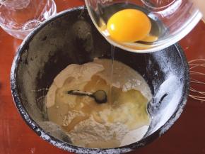 将鸡蛋加入到面包机中