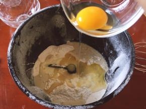 将鸡蛋加入到面包机中