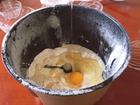 将玉米油倒入面包机中