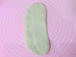 拿一个擀长舌状，越长越好，从上往下卷起来