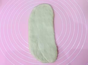 拿一个擀长舌状，越长越好，从上往下卷起来