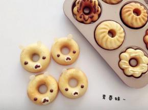 几个小可爱，用小刀在甜甜圈上画两个小口，将杏仁片放进去做耳朵