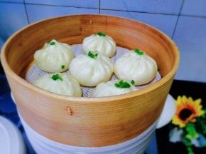大火煮开后转中小火蒸20分钟，焖5分钟，这个是蒸好的，我撒点葱花点缀