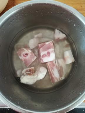 软排冷水浸泡一小时，去血水。