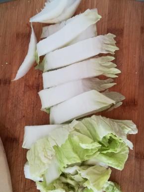 白菜切块。