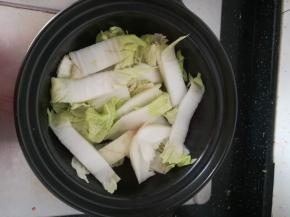砂锅加油，放入白菜码好。