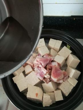 加入适量的清水，开小火。