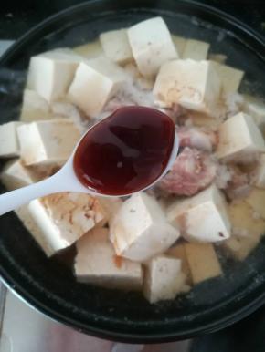 加入一勺蚝油。