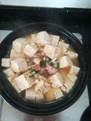 咕嘟咕嘟的小火炖煮半小时。出锅前撒葱花和五香粉。