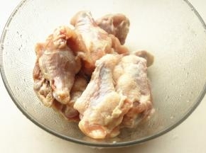 洗净，撒少许盐，腌制30分钟入味。