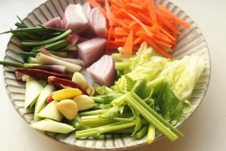 准备蔬菜，都切成段或者片。