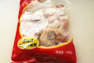 鸡翅根室温解冻，收到的时候还是硬邦邦的，运输很放心。