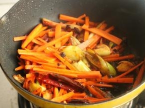 先放入胡萝卜翻炒半分钟。