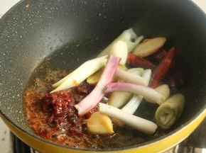 鸡翅根移出待用，利用煎出的油，炒香郫县豆瓣酱和香料等。