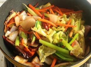 再下入其他蔬菜继续翻炒，加适量盐调味。