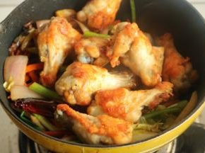 刚才煎熟的鸡翅根也放进去。