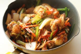 继续翻炒1分钟左右，加葱段拌匀关火。