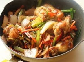 继续翻炒1分钟左右，加葱段拌匀关火。