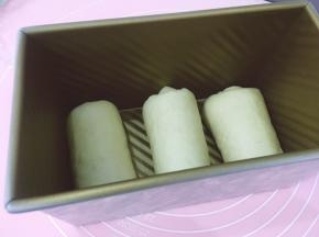 所以的擀后卷好，放磨具中第二次发酵，盖上湿布，放发酵箱里，发酵箱放盆开水，提供湿度