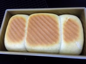 烤箱180度预热，盖上磨具盖，180度烤30分钟