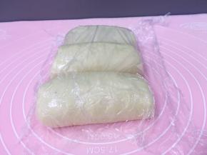 将所有的都擀好卷起来盖上保鲜膜醒15分钟