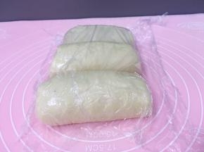 将所有的都擀好卷起来盖上保鲜膜醒15分钟