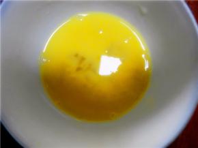 取鸡蛋一个放碗中，加点盐和米酒搅拌均匀。