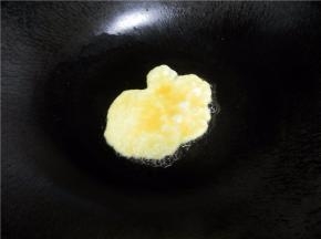 热锅倒入玉米油，放蛋液煎。