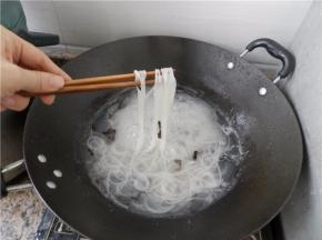 煮至米粉可用筷子夹断，即可关火。